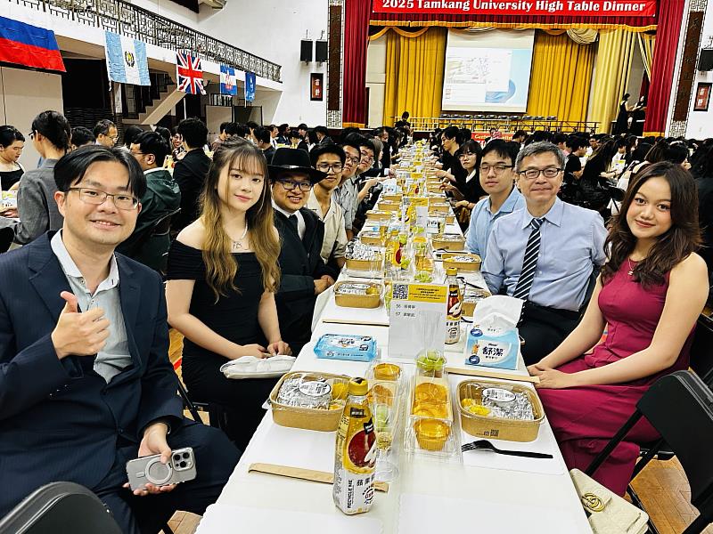 三全學制新生高桌餐會，複製英式學院風格，師生同桌暢談。（圖／淡江大學提供）