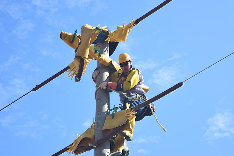鳳山區處安廷豐是國內知名水球好手，今（2026）年參與技能競賽配電外線個人組，在賽場上全力比拚。