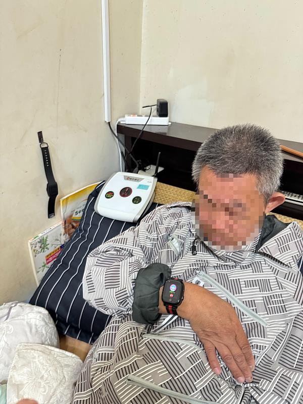 服務單位社工到個案家中提供關懷服務。