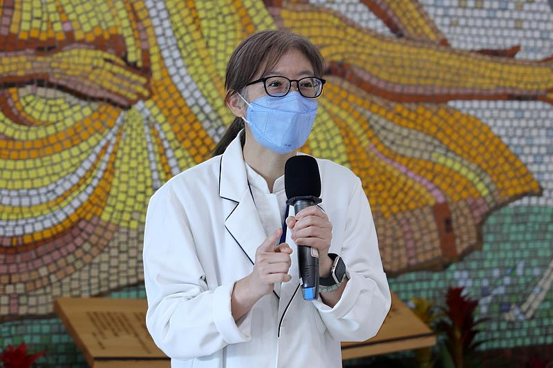 檢驗醫學科主任張淳淳指出，檢驗報告是醫師判斷病情的重要依據，但多數民眾拿到檢驗報告時，面對密密麻麻的數字往往一頭霧水，因此今年特別由年輕的醫檢師以生活化的語言，帶領民眾重新認識檢驗流程，破解長久以來的檢驗迷思。