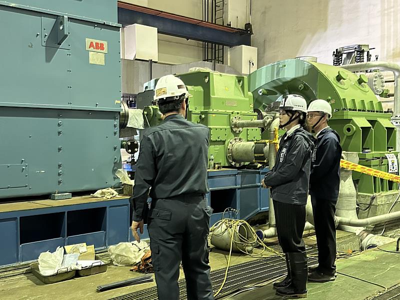 高虹安市長視察焚化廠汽輪發電機更新進度。