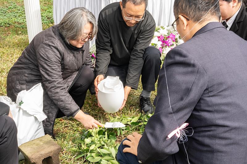 南華大學生命禮儀研究中心舉辦「自然葬儀式的創新與展演」活動，展演團隊模擬處理骨灰入土。