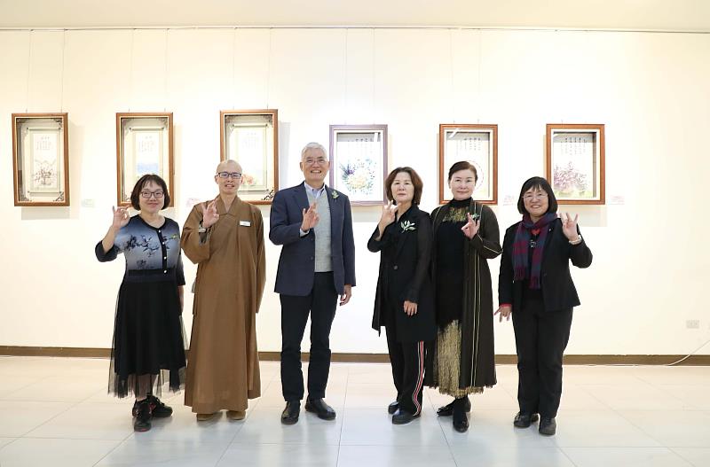 南華大學樂齡學員洪銀霜（右3）辦春仔花創作展，高俊雄校長（左3）與師長們蒞臨觀賞並合影。