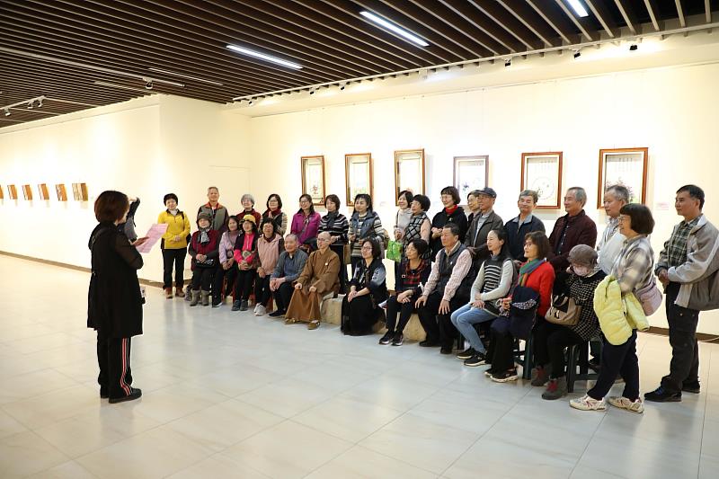 南華大學樂齡學員洪銀霜（左）辦春仔花創作展，為大家介紹創作理念。