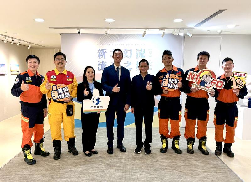 新北市政府消防局於今（14）日市政會議，由陳崇岳局長代表將「2025總統盃黑客松」卓越團隊獎座獻給侯友宜市長。