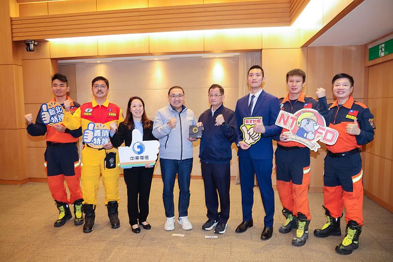 新北消防局市政會議獻「總統盃黑客松卓越團隊獎」共享榮耀。