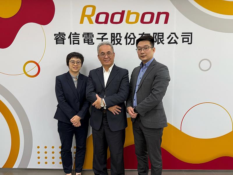 富邦證券輔導的睿信電子，長期深耕國防與航太領域，將於1月15日登錄興櫃交易。睿信電子董事長陳其忠（中）與團隊共同合影。