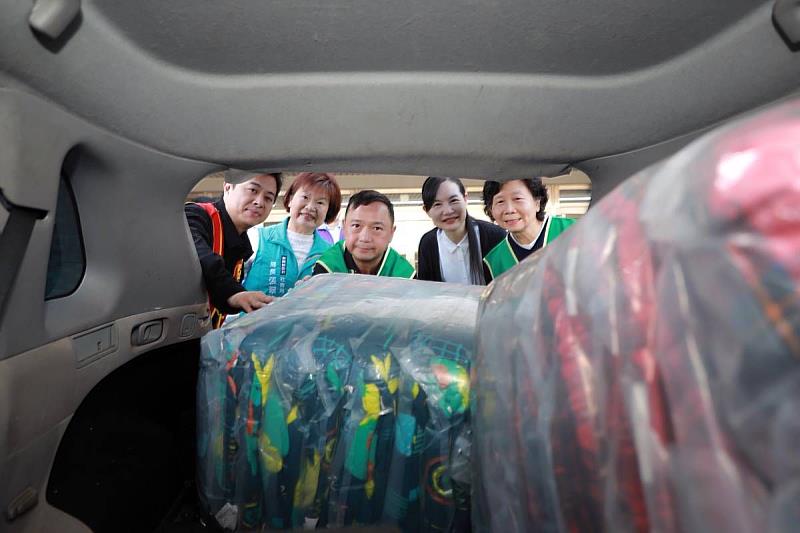 簡天生紀念基金會及中華高滲透水冷光照護協會攜手送暖捐冬被