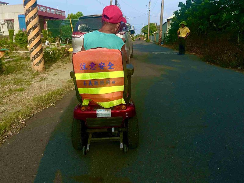 嘉義縣政府提供電動代步車反光背心 守護用路安全