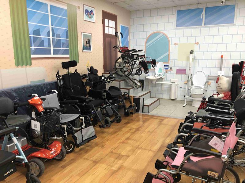 嘉義縣政府提供電動代步車反光背心 守護用路安全