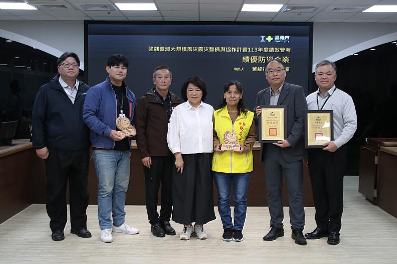 績優獎項合照。