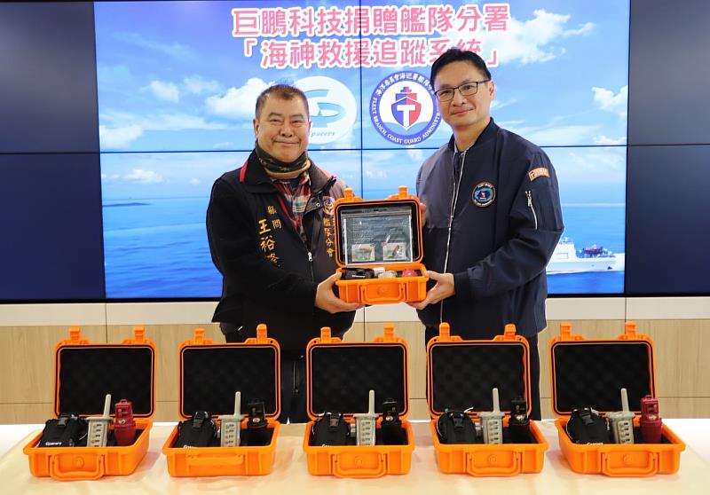 巨鵬科技股份有限公司王董事長（左）、海巡署艦隊分署許智傑參議（右）。