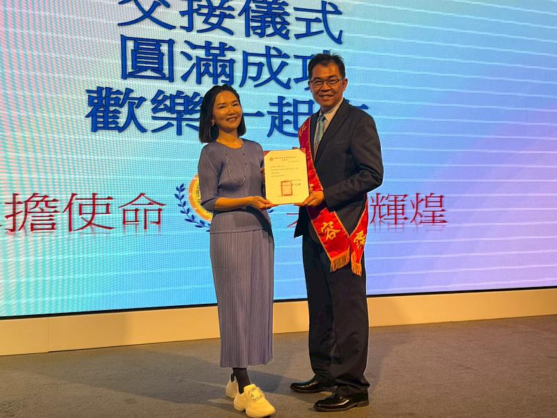 EMBA學友會第15屆新任理事長曹志銘（右）頒贈感謝狀予缷任理事長丁郁恬（左）。