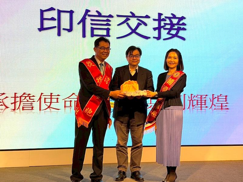 EMBA學友會14、15屆理事長交接。商管學院副院長兼EMBA執行長洪崇文（中）擔任監交人，與新任理事長曹志銘（左）及缷任理事長丁郁恬（右）合影。