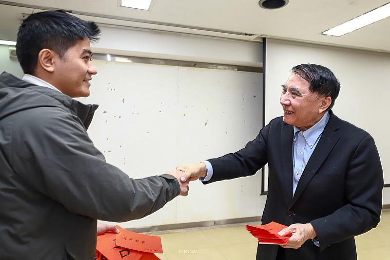 許泰文校長親自發送紅包，將滿滿的祝福傳遞給每位同學。