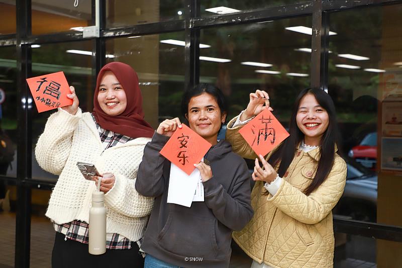 海大國際學生完成多幅寓意吉祥、風格多元的春聯作品。
