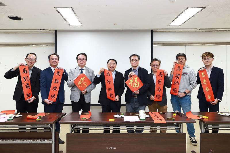 海大師長們陪同國際學生一同體驗臺灣傳統過年文化。