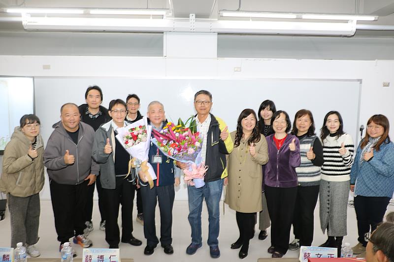 楊梅生教官退休,學務處同仁祝福他下一段旅程一樣精彩。