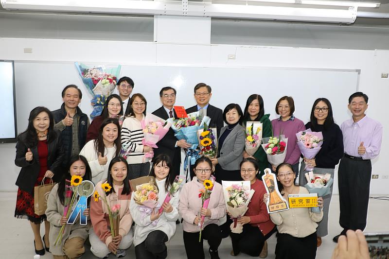 蔡文正特聘教授與公共衛生學院同仁依依不捨溫馨留影。