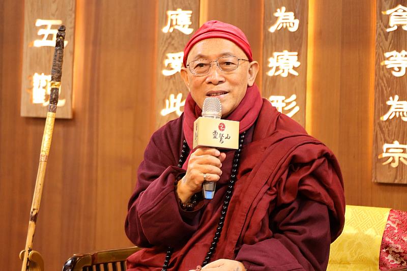 「與師有約」與靈鷲山開山住持心道法師拜年、敬茶、領受祝福，是非常溫暖的一站。（圖由靈鷲山佛教教團提供）