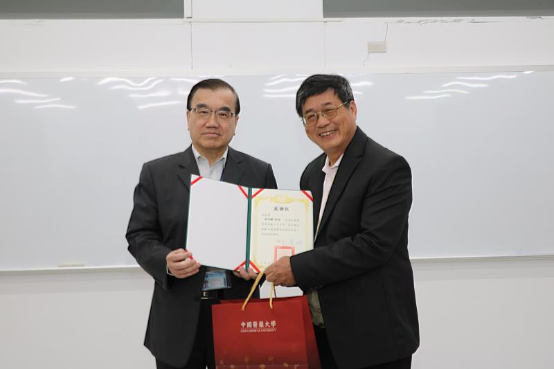 薛博仁副校長致贈退休教師郭昭麟教授感謝狀。