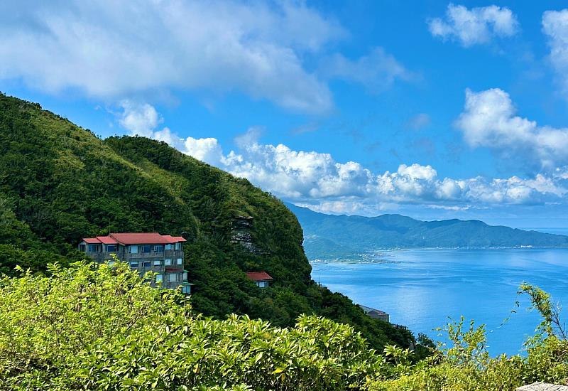 靈鷲山被視為心靈的避風港，山海相依的自然景觀，讓人流連忘返。（圖由靈鷲山佛教教團提供）