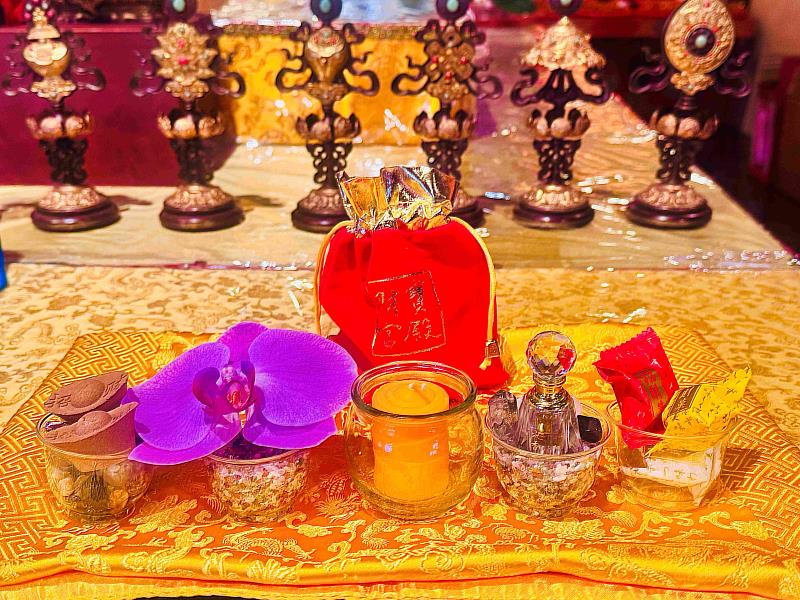財寶宮殿今年首創「財寶五妙供」。（圖由靈鷲山佛教教團提供）
