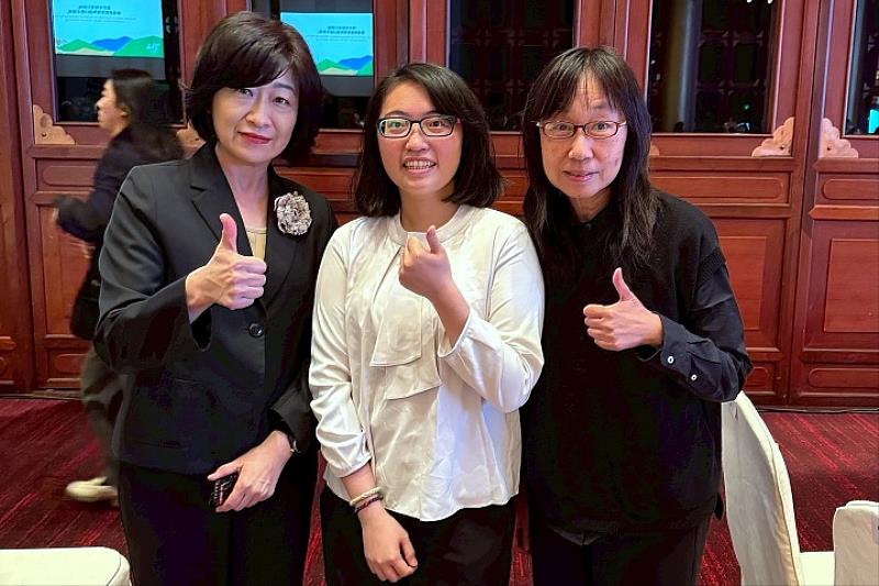 尹文麗表示，獲獎只是起點，未來將持續投入旅館永續發展，為台灣觀光產業盡一份力。（左起為力麗觀光開發公司董事長楊竫如、尹文麗同學及指導老師羅琪）