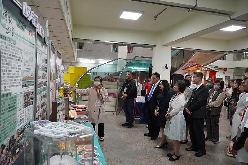 除學術研究外，尹文麗積極參與SDGs展覽導覽，並取得ESG初階管理師證照，展現永續行動力。