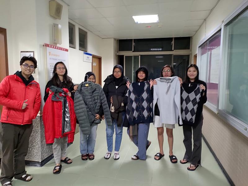 校友總會前副理事長游森林得知募集訊息，第一時間親送一批乾淨衣物到學校，學生開心展示所領取的衣物，心裡充滿感謝。