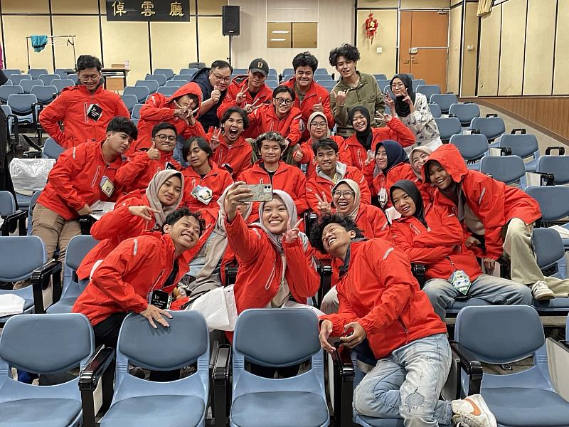 印尼學生收到外套後，立即換上並拍照打卡，向親友展示。