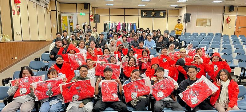 聖約翰科技大學向校友總會發動「寒冬送暖」外套募集行動，短短兩天內即募得20.8萬元，順利購置一批全新保暖外套。