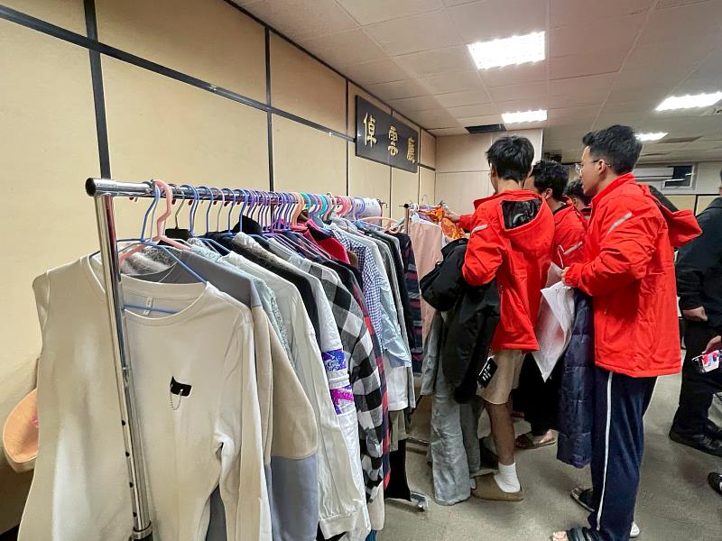 學生開心地試穿大家愛心捐出的衣物。