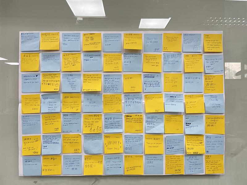 學生手寫便條向學長姊表達感謝，字句樸實真誠，流露出境外學生在異地求學時，感受到被照顧、被惦記的溫暖心情。