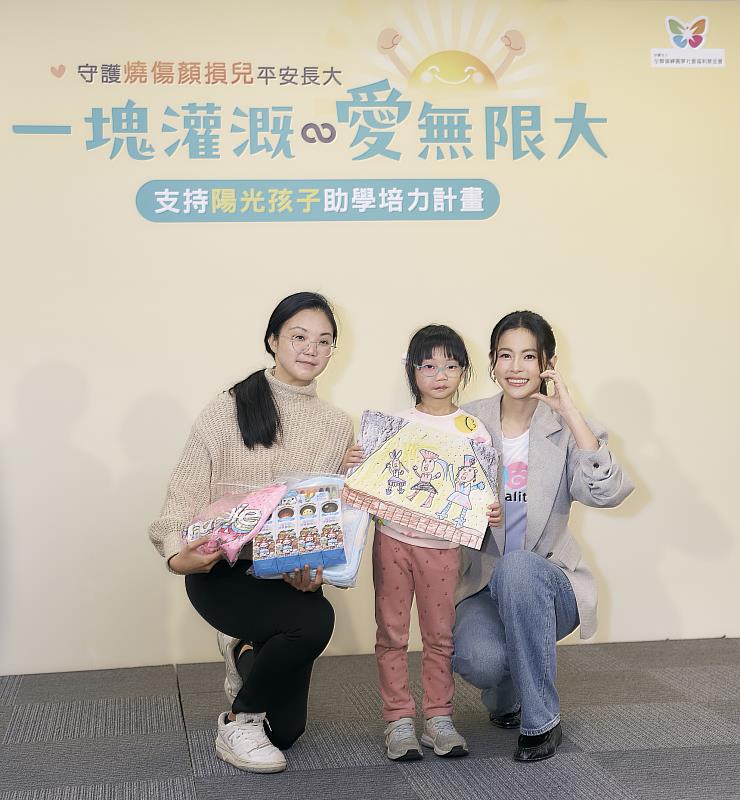 陽光愛心大使任容萱用心準備升學禮包送給小一新生悠悠（中），她也回贈親手繪製的繽紛畫作，場面溫馨動人。