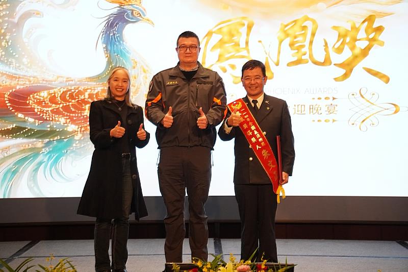 內政部馬士元次長頒發證書並與朱文正老師及家屬合影。