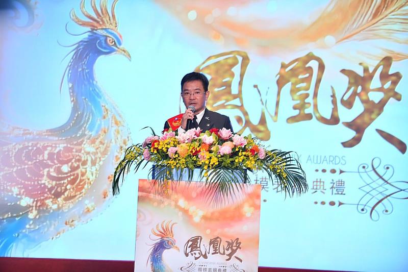 朱文正老師代表全體鳳凰獎受獎楷模在頒獎典禮致詞。