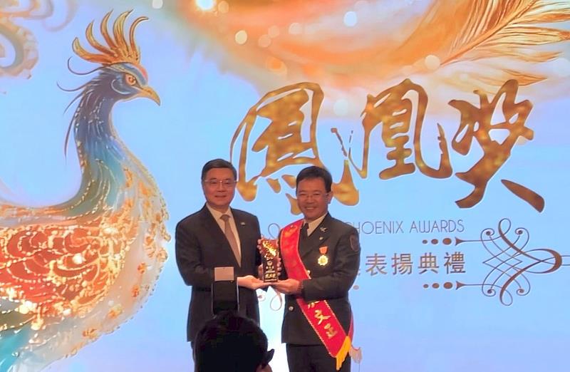 朱文正老師接受卓院長頒發鳳凰獎。
