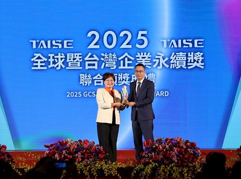 南山人壽2025年榮獲國內外70項大獎肯定,總經理范文偉親自(右)出席2025 TCSA、GCSA頒獎典禮。