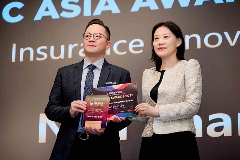 南山人壽獲得IIC Asia Awards年度健康保險創新獎，由商品暨健康促進策略部協理王保勲（左）前往香港代表領獎。