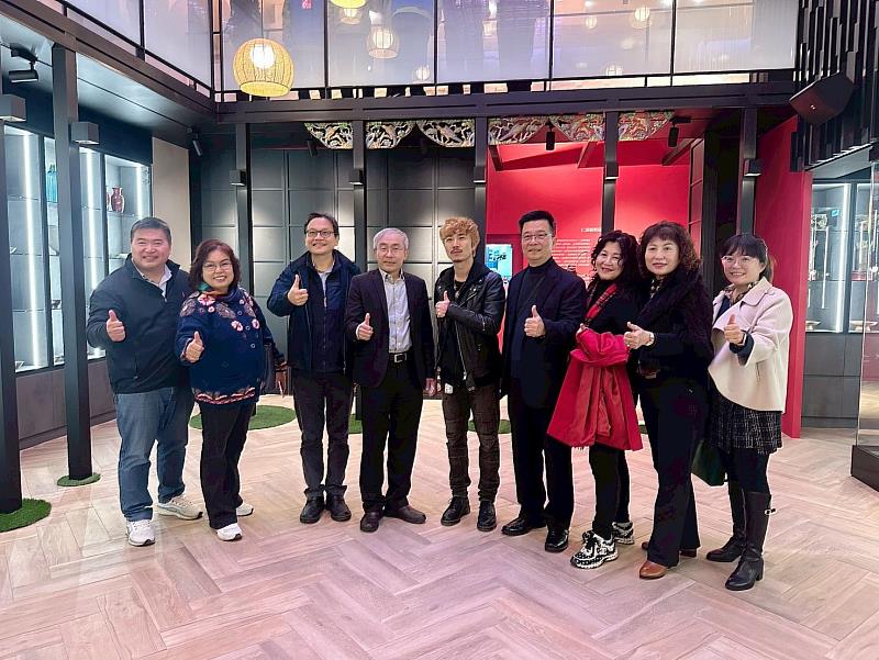 文化部文化資產局陳濟民局長（左4）肯定崑山科大的貢獻，並與鐘俊顏副校長（左3）、吳基正老師（右5）等貴賓合影。
