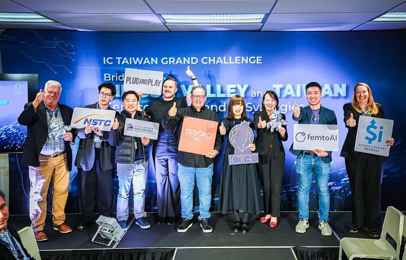 台北市電腦公會楊櫻姿副總幹事（右4）與4位講師及與會貴賓合影。