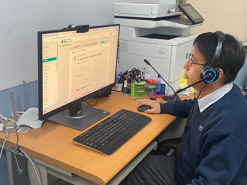 黃昭明老師開設數位課程，提供學生多元學習體驗。