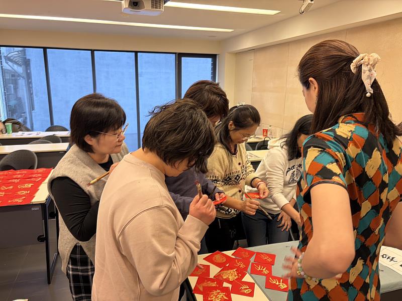 教學現場中，姚采穎老師引導學生放下對書法的陌生與緊張，勇於揮筆表達自我。