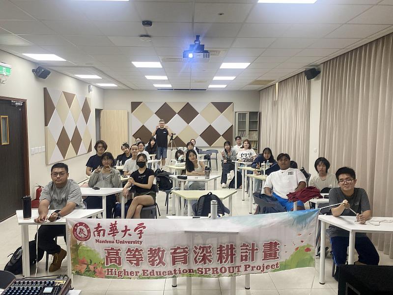 南華大學民音系開設劇場設計課程，邀請張永薇老師主講〈Patch Your Learning：從模組合成器談當代自學與跨界實踐，並合影留念。