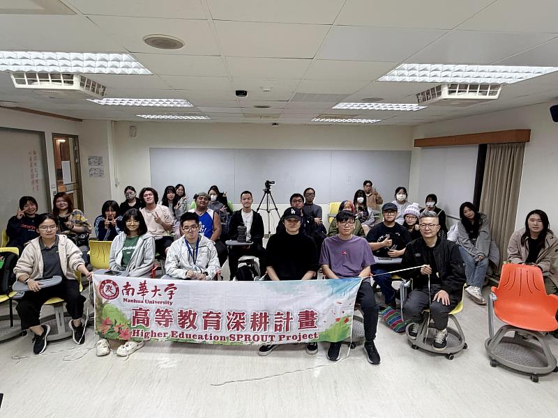 南華大學民音系開設劇場設計課程，邀請卓明勳老師主講〈Patch the Light：從舞臺到感官的光之設計〉，並合影留念。