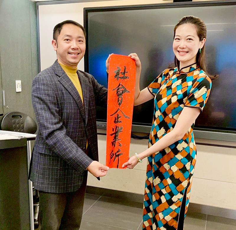 文大社企所品牌經營課程中,童柏壽老師特別邀請姚采穎蒞臨授課,分享從時尚走向書畫藝術的跨界歷程。