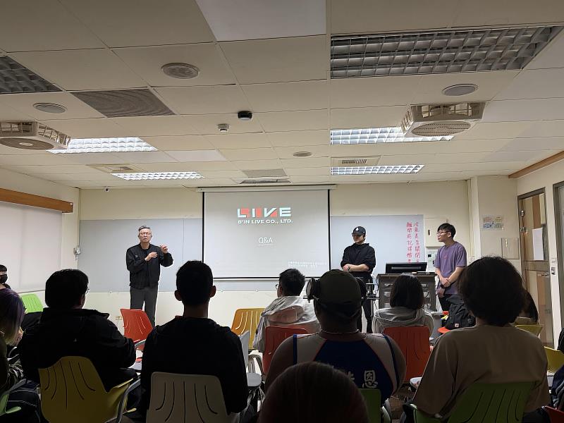 南華大學民音系開設劇場設計課程，邀請卓明勳老師主講〈Patch the Light：從舞臺到感官的光之設計〉。