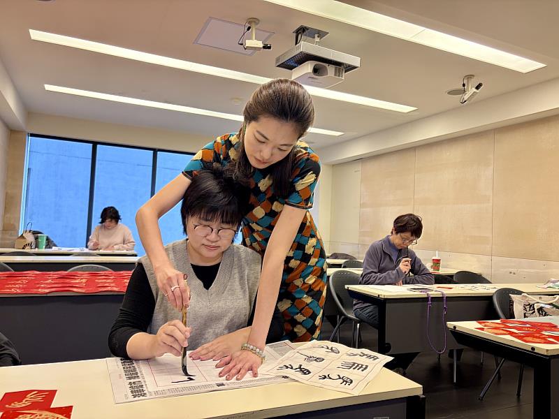 姚采穎現場揮毫示範，引導學生透過書畫體驗思考個人品牌與社會價值的連結。