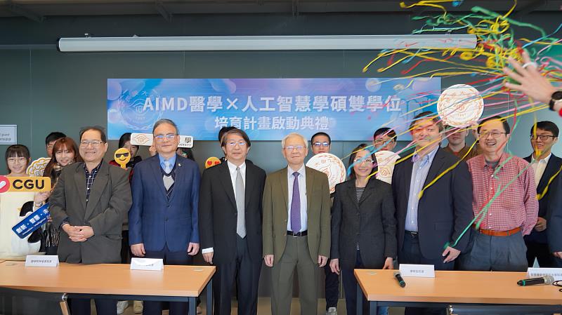 長庚大學湯明哲校長（前排圖中）率領師長出席AIMD學碩雙學位始業式，宣告跨域人才培育正式啟動。